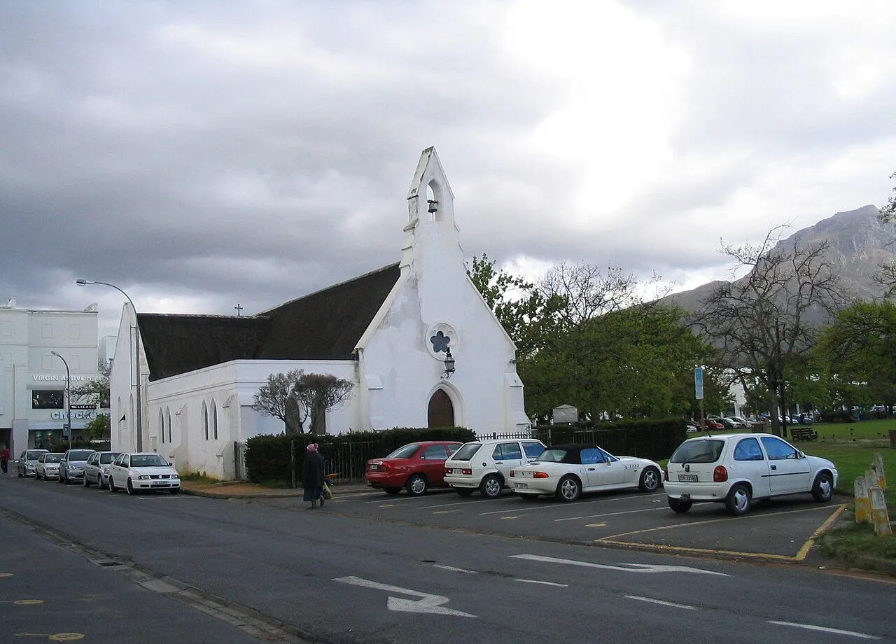 L'église St Mary's on the Braak au centre de Stellenbosch, devant l'Eikestad Mall où se trouve RocoMamas Stellenbosch, et la montagne de Stellenbosch