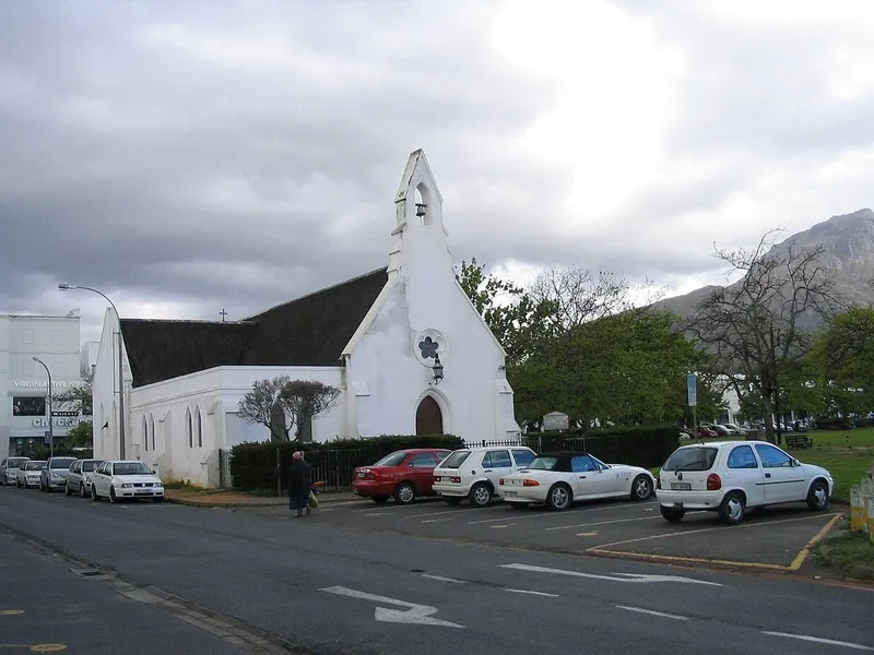 L'église St Mary's on the Braak au centre de Stellenbosch, devant l'Eikestad Mall où se trouve RocoMamas Stellenbosch, et la montagne de Stellenbosch
