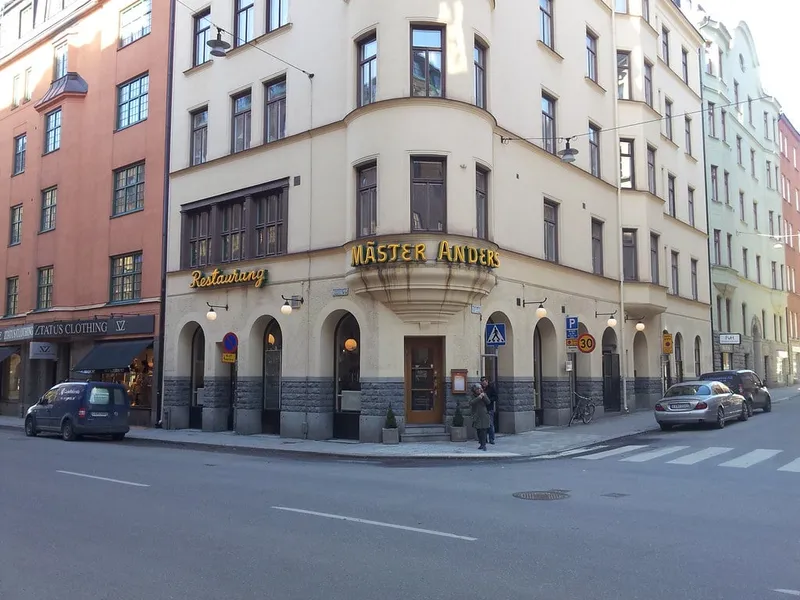 Façade de Mäster Anders à Stockholm, brasserie-grill au charbon de bois à l'angle de Pipersgatan et Hantverkargatan, à Kungsholmen