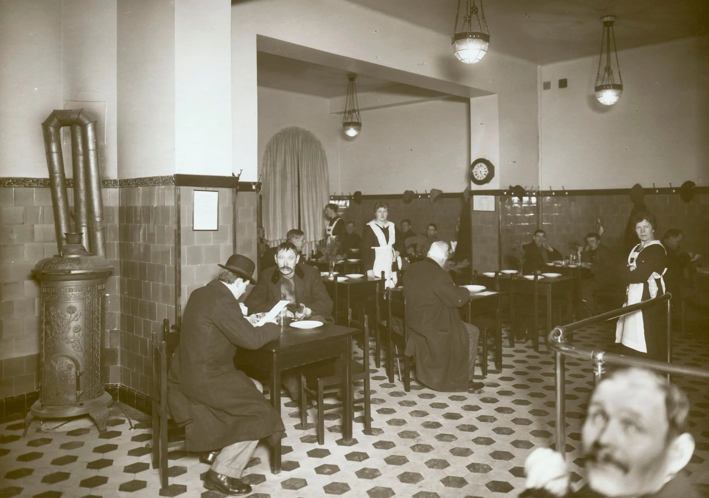 Salle carrelée de Mäster Anders au 1 Pipersgatan dans les années 1920, avec clients et serveuses