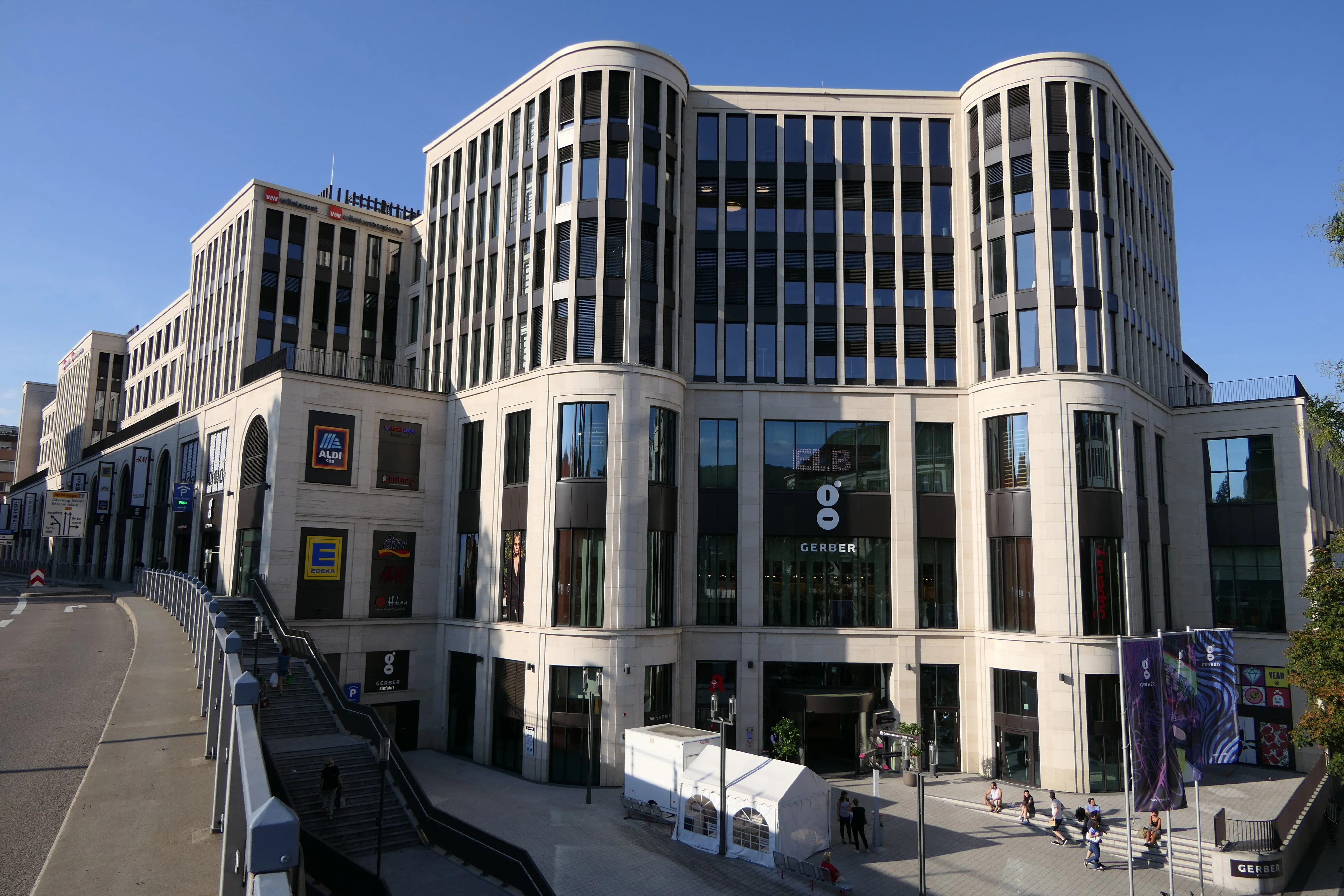 Das Gerber shopping centre on Tübinger Straße in Stuttgart, next to the Hans im Glück Marienstraße and Caleido burger restaurants