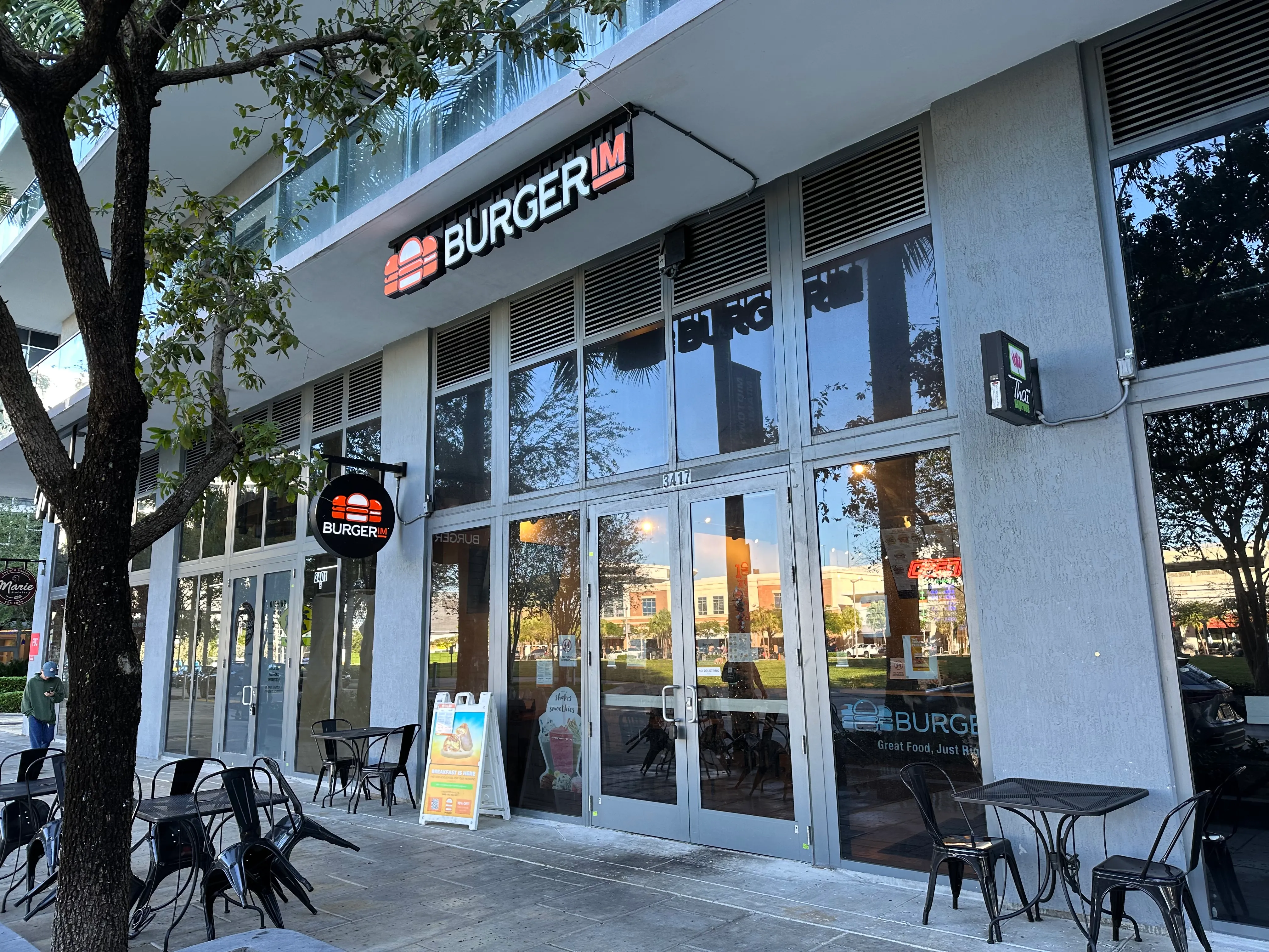 Façade d’une franchise Burgerim à Midtown Miami, réseau américain disparu en 2024, alors que Burgerim Tel Aviv reste ouvert