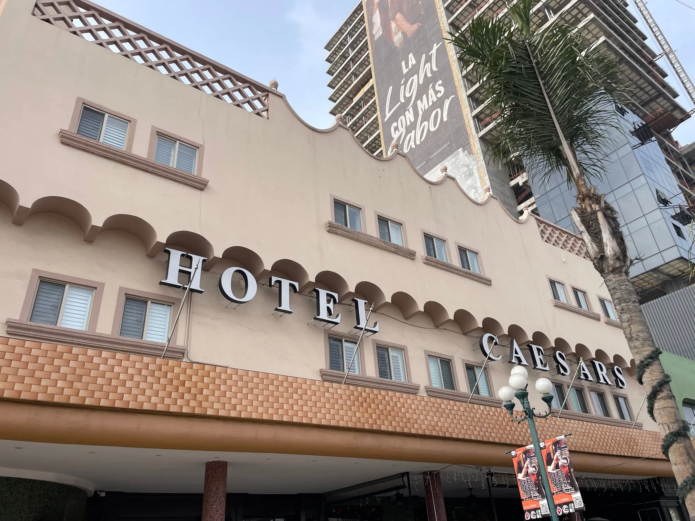 Façade du Caesar’s Hotel sur l’avenue Revolución à Tijuana, siège du restaurant Caesar’s dirigé par Javier Plascencia