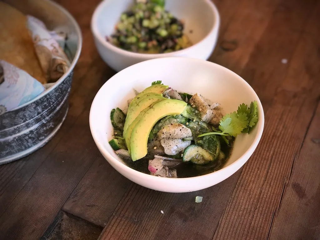 Aguachile de noix de Saint-Jacques crues au piment et au citron vert façon Basse-Californie, chez Conchas de Piedra dans la vallée de Guadalupe