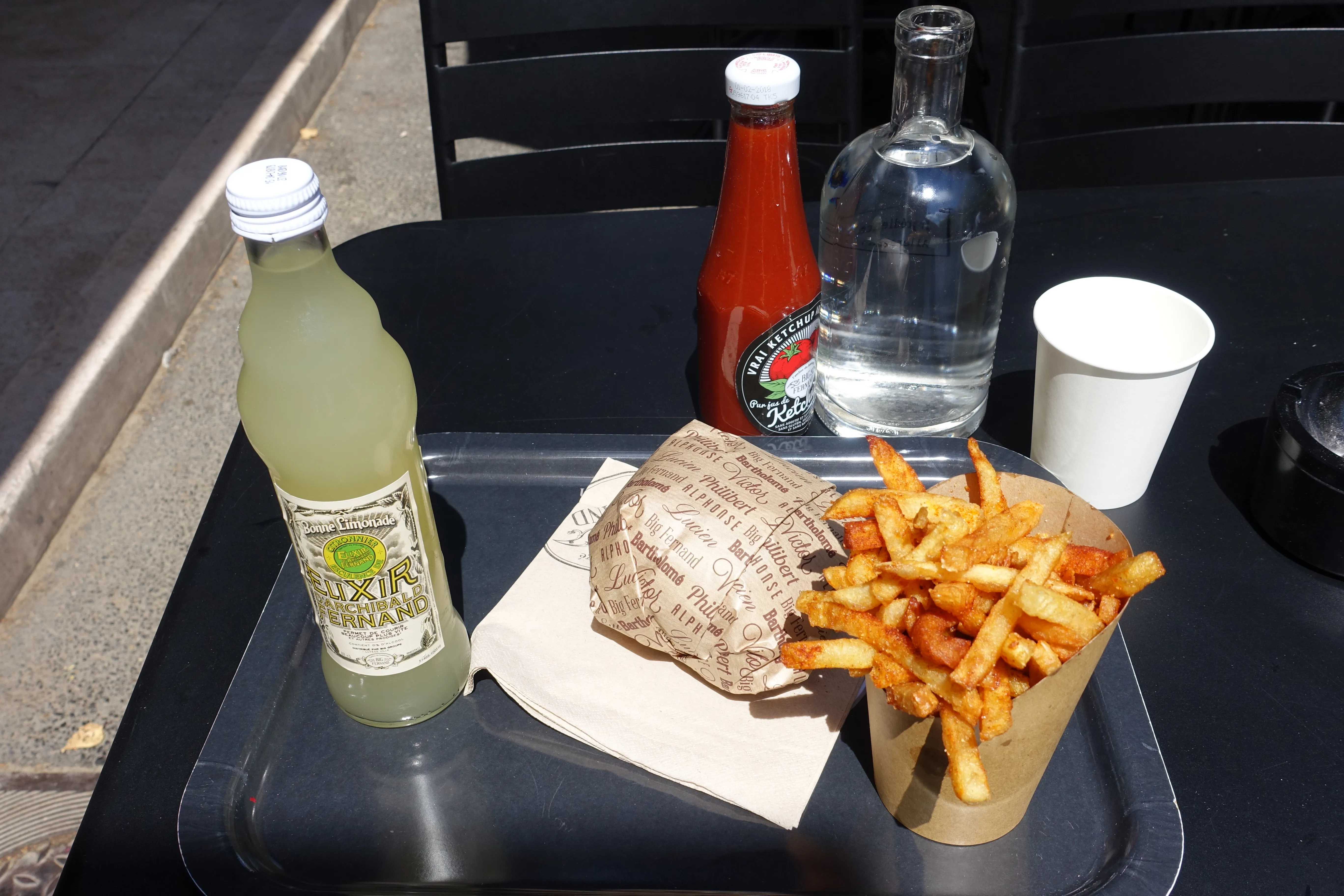 Formule Big Fernand avec hamburgé, frites Fernandines maison et limonade, photographiée à Boulogne-Billancourt
