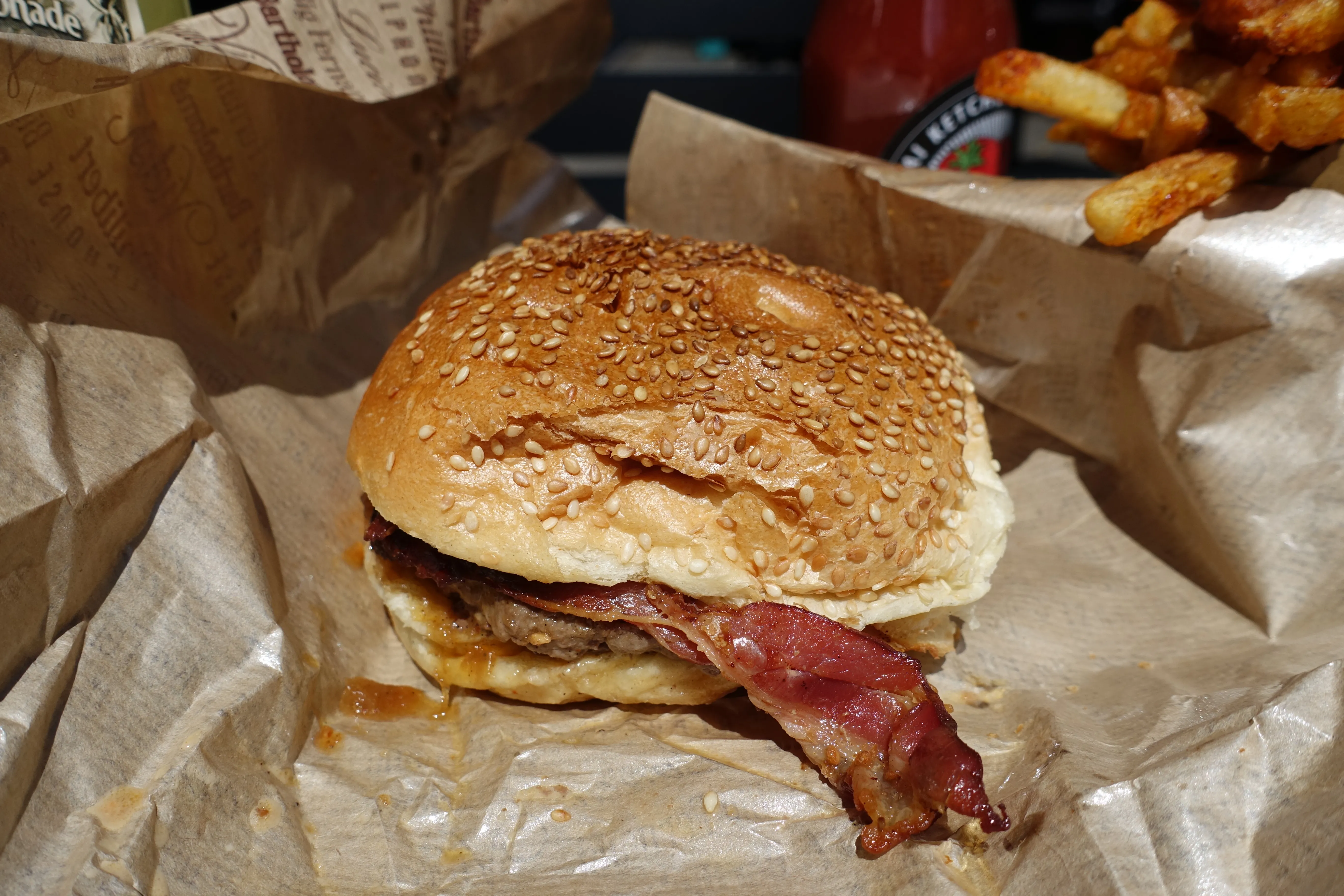 Le Bartholomé de Big Fernand, burger à la raclette, poitrine fumée et oignons confits, photographié à Boulogne-Billancourt