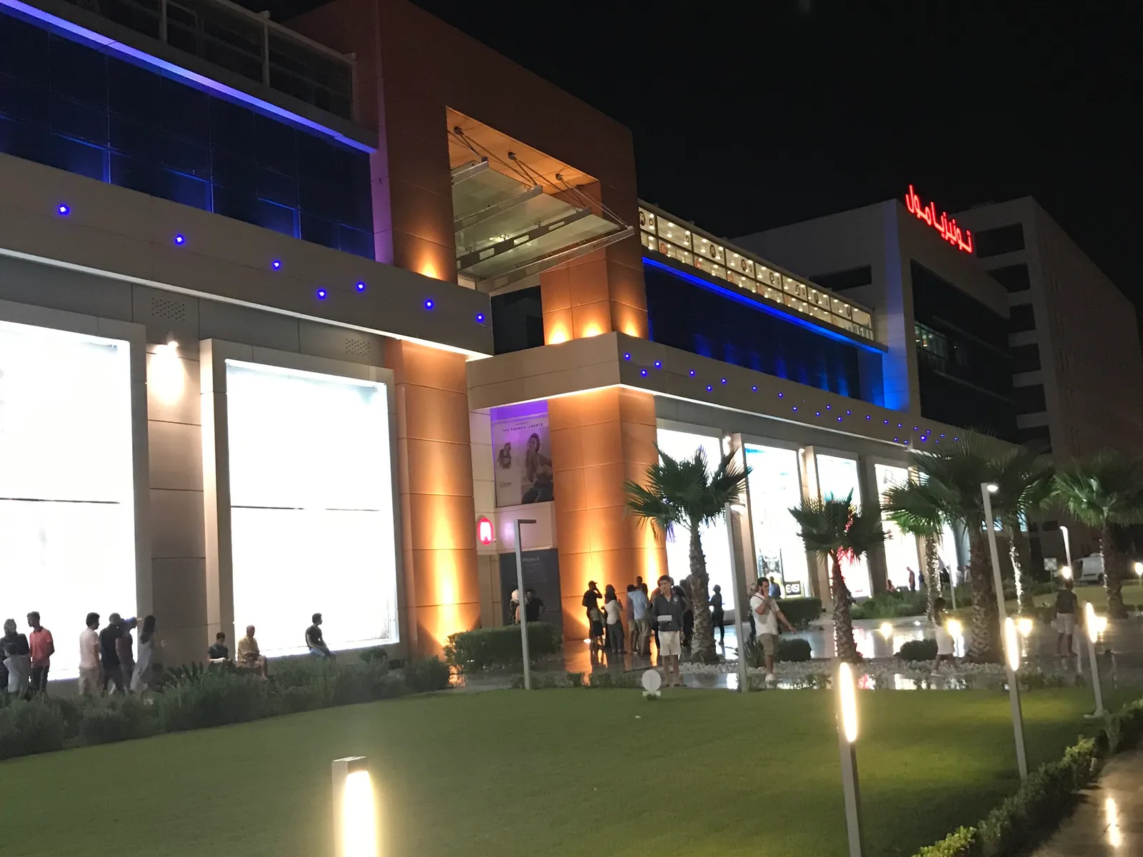 Burger King Tunis fact-check: Tunisia Mall in Lac 2 lit up at night, home to Fatburger & Buffalo's Express