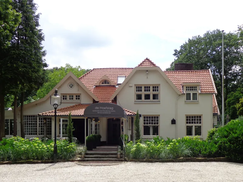 De Hoefslag restaurant in Bosch en Duin near Utrecht, a white villa with a red-tiled roof among the trees at Vossenlaan 28