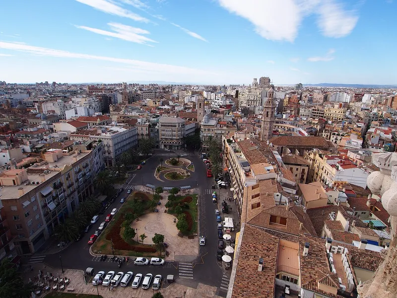Goiko Valencia: la plaza de la Reina y los tejados de Ciutat Vella desde el Micalet de la Catedral, el casco antiguo donde están Goiko La Paz y Martínez Cubells