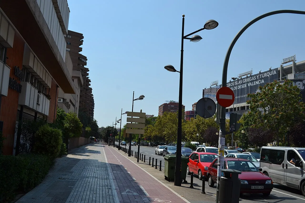 La avenida de Aragón en El Pla del Real, Valencia, la avenida de Goiko Aragó 26, con el estadio de Mestalla a la derecha