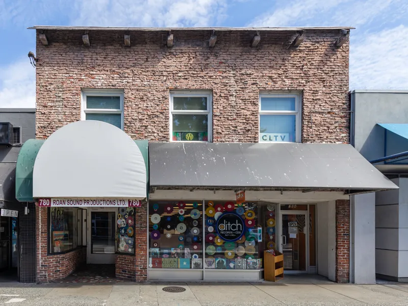 Brick storefronts on Fort Street in downtown Victoria, BC, the block where Burger Crush Victoria opened its smash burger shop at 787 Fort Street (2018 photo, before the shop opened)
