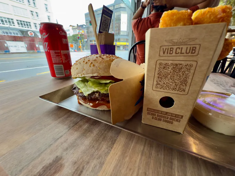 Burger C N Cheese et smash browns chez BurgerFuel Wellington, sur Courtenay Place à Te Aro