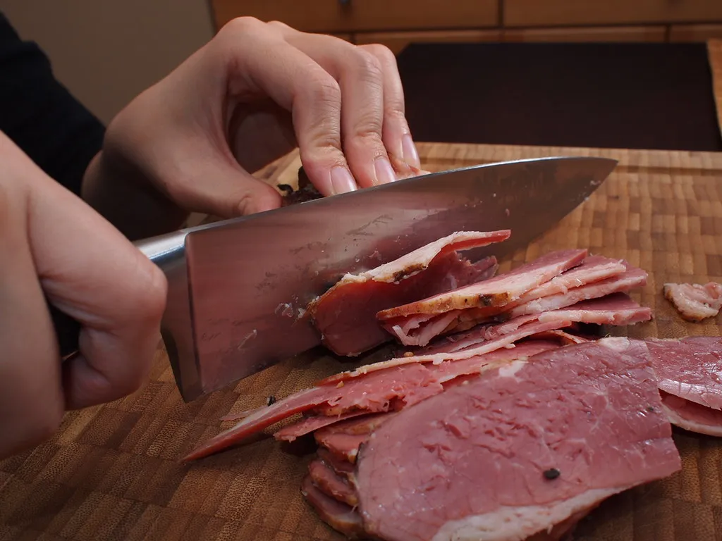 Hands hand-chopping Angus beef block with a knife for MUNCH’S Burger Shack Tokyo patties
